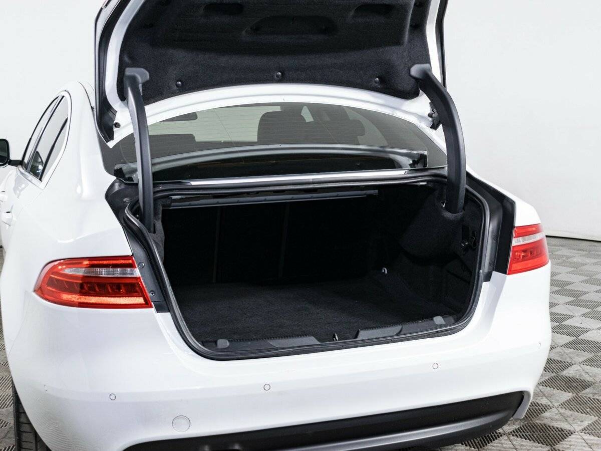 Jaguar XE с пробегом — 2015 год. Фото: #8