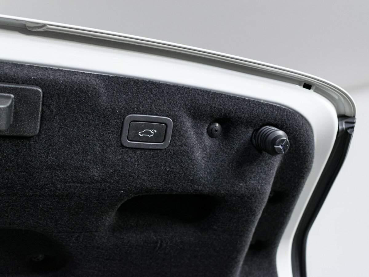 Jaguar XE с пробегом — 2015 год. Фото: #9