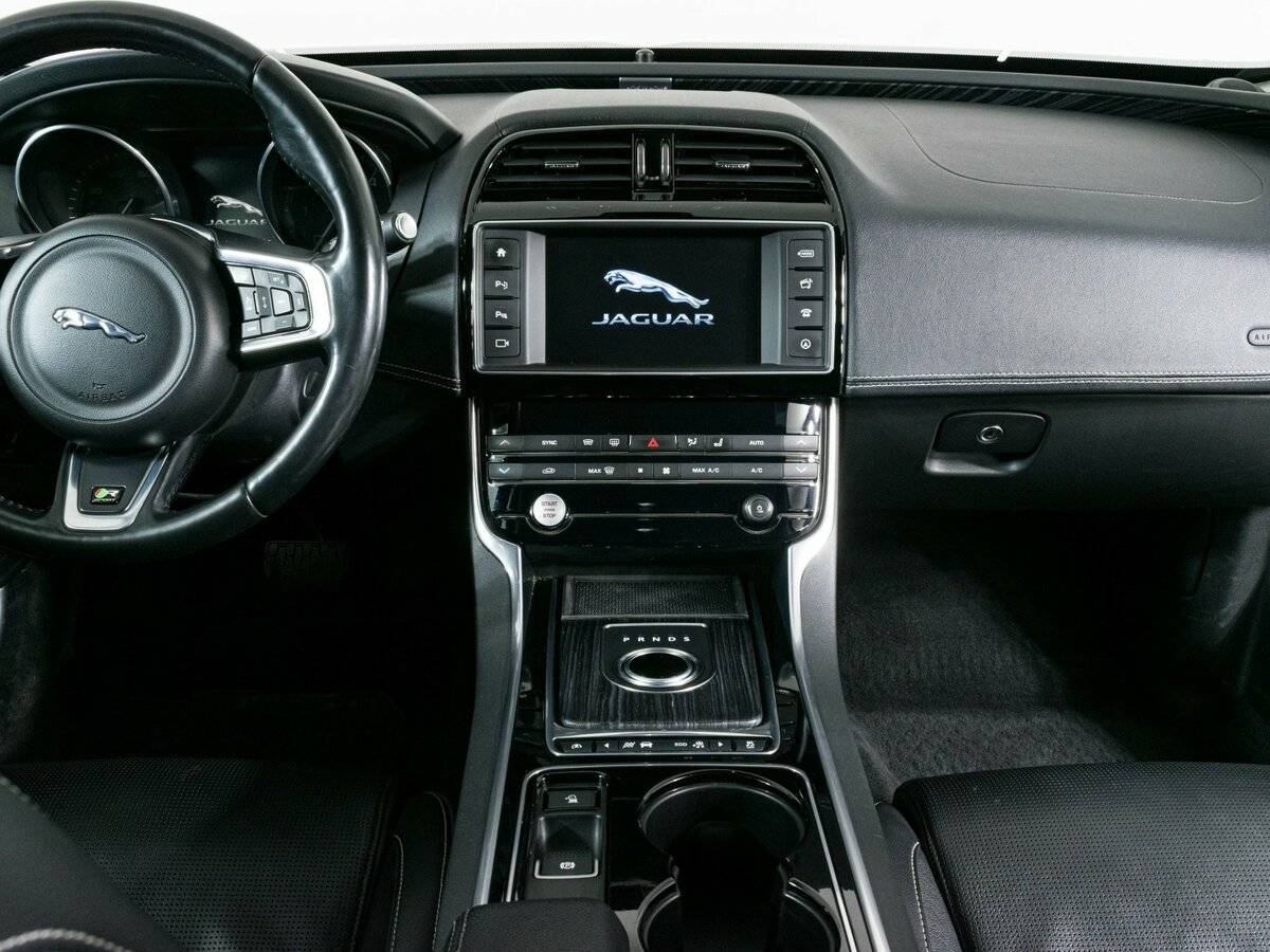 Jaguar XE с пробегом — 2015 год. Фото: #11