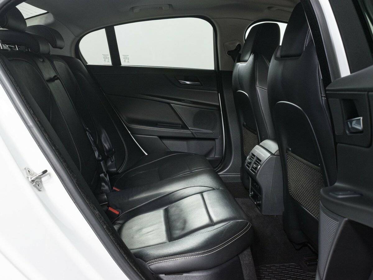 Jaguar XE с пробегом — 2015 год. Фото: #12