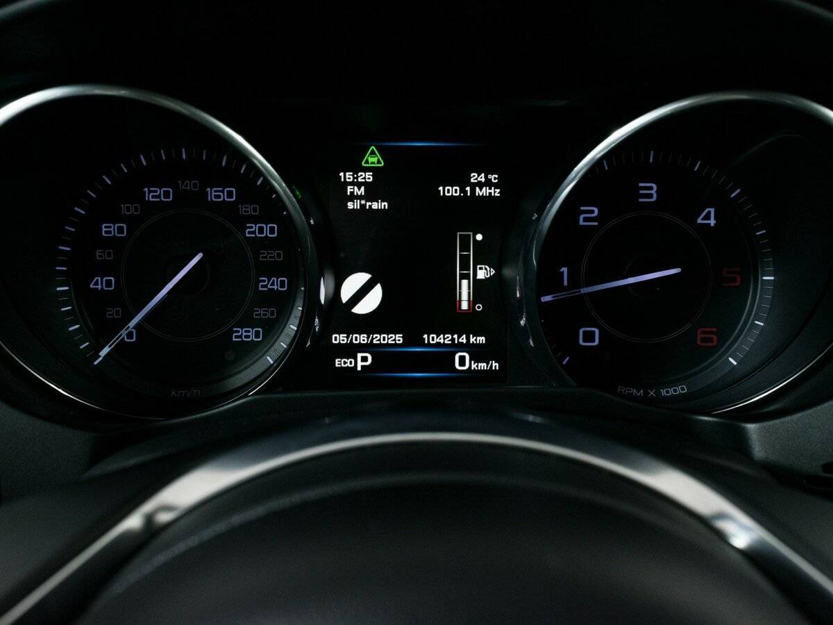 Jaguar XE с пробегом — 2015 год. Фото: #13