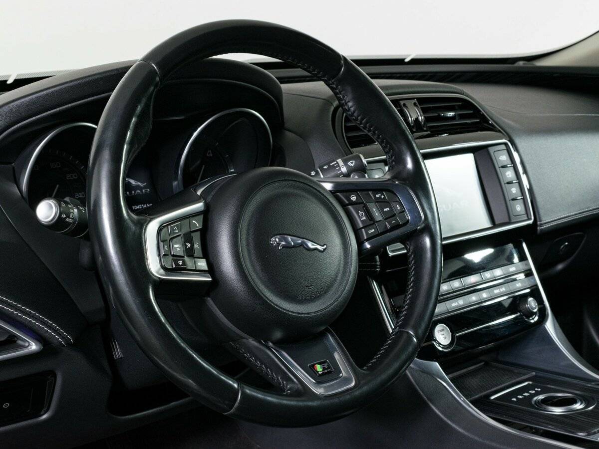 Jaguar XE с пробегом — 2015 год. Фото: #14
