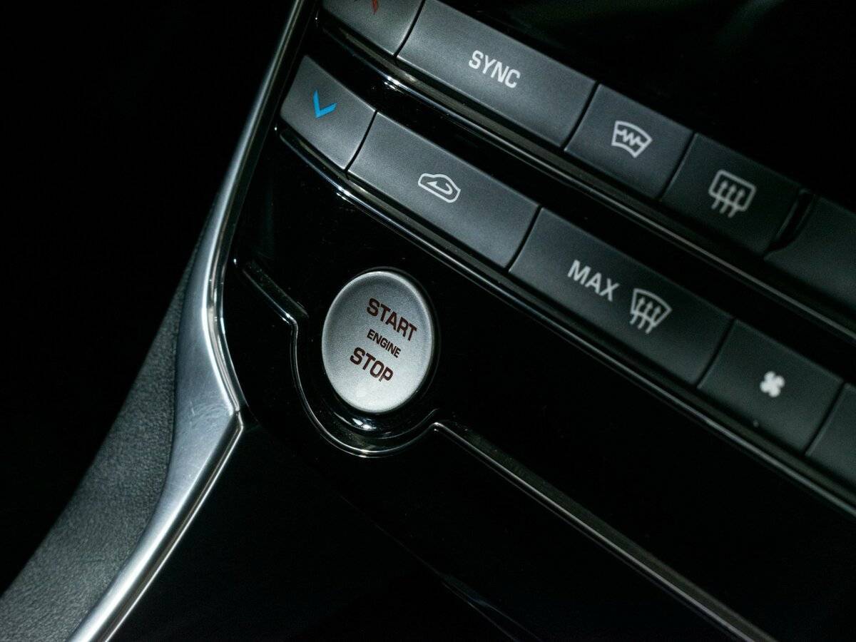 Jaguar XE с пробегом — 2015 год. Фото: #15