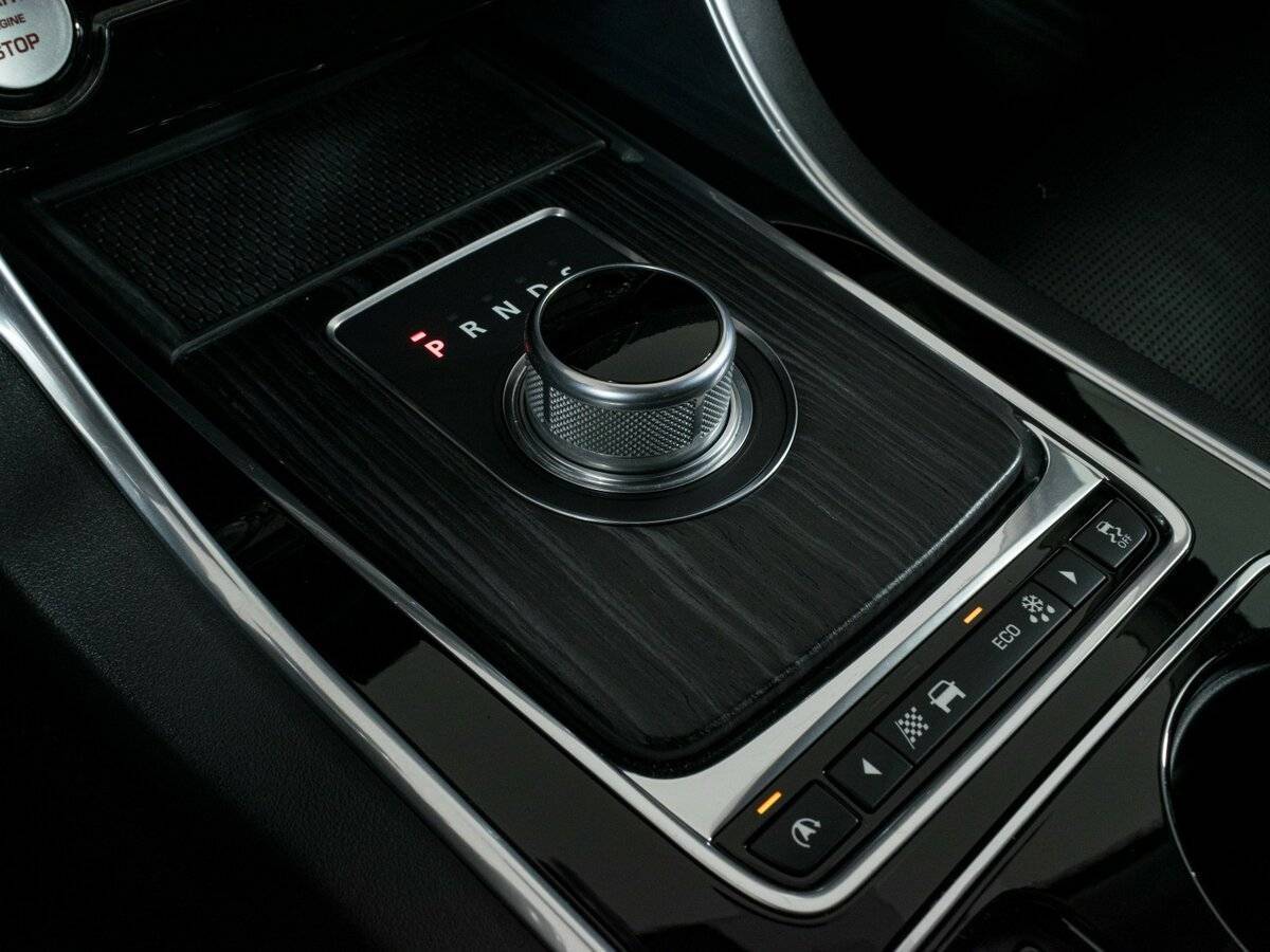 Jaguar XE с пробегом — 2015 год. Фото: #16
