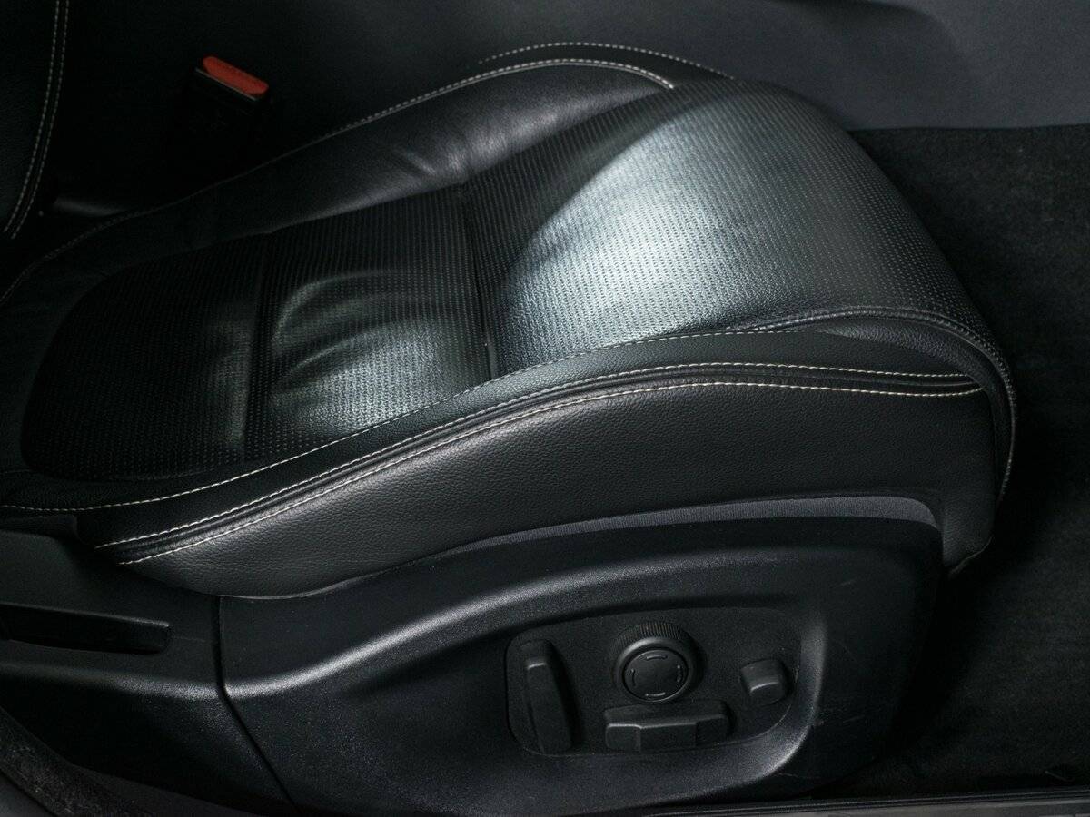 Jaguar XE с пробегом — 2015 год. Фото: #17