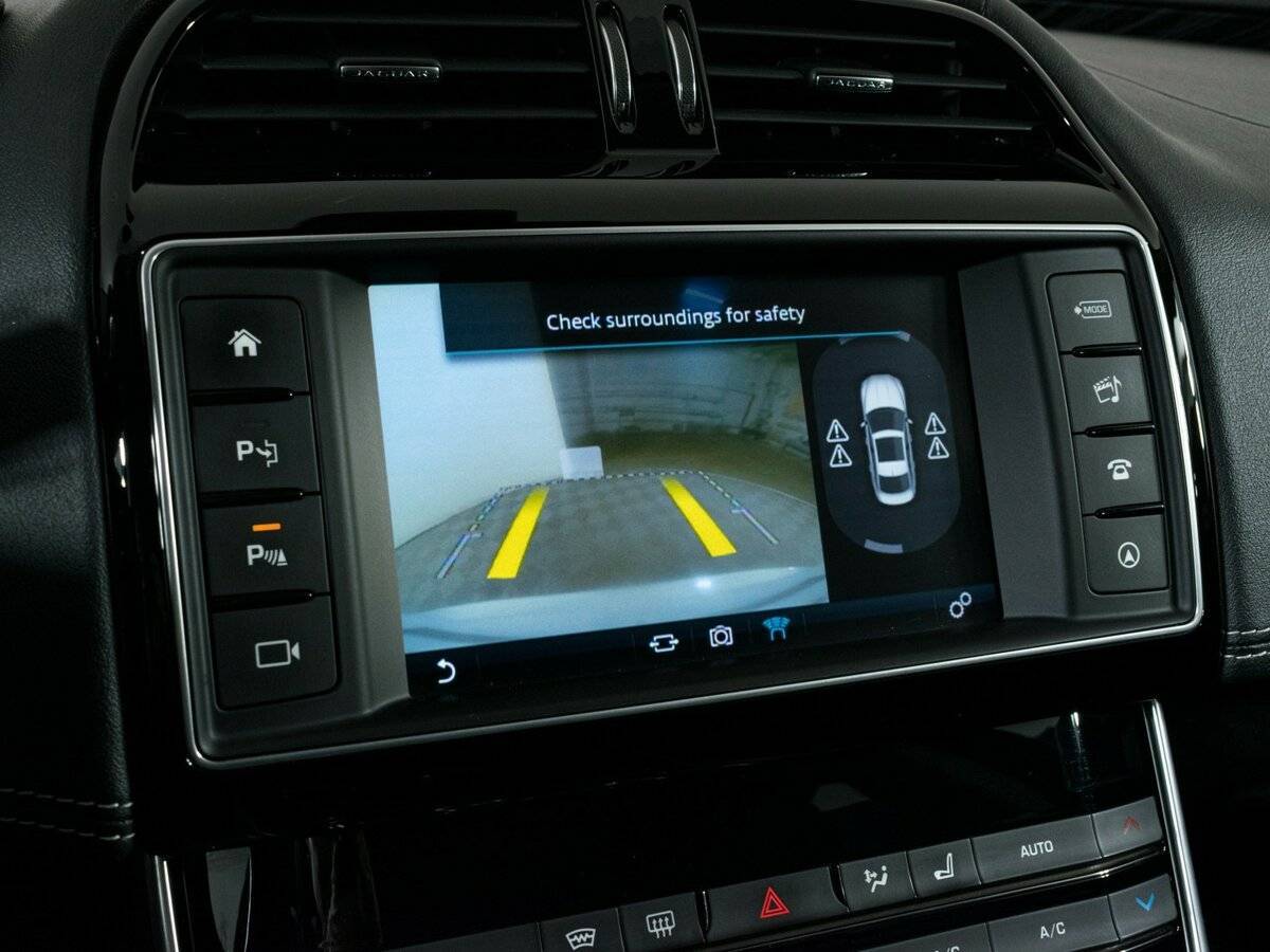 Jaguar XE с пробегом — 2015 год. Фото: #18