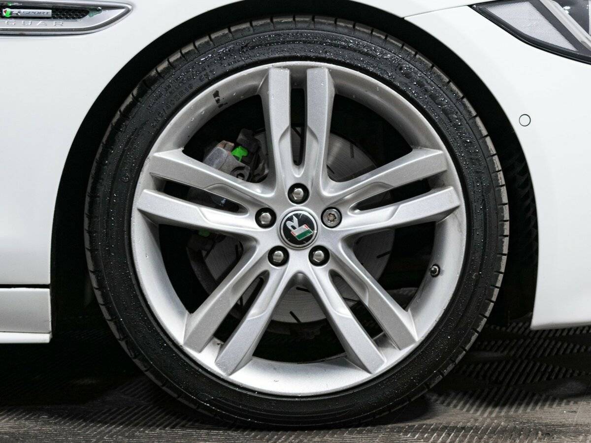 Jaguar XE с пробегом — 2015 год. Фото: #19