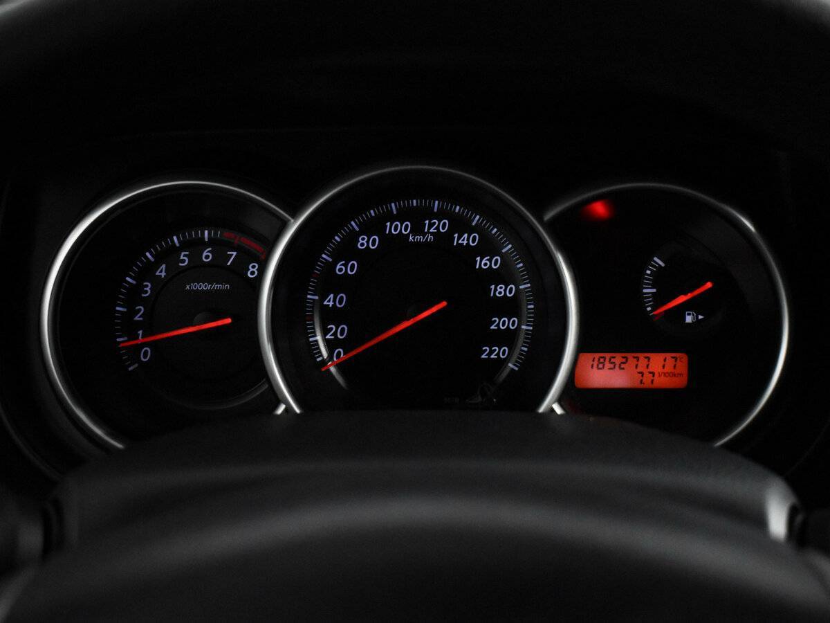 Nissan Tiida с пробегом — 2010 год. Фото: #15