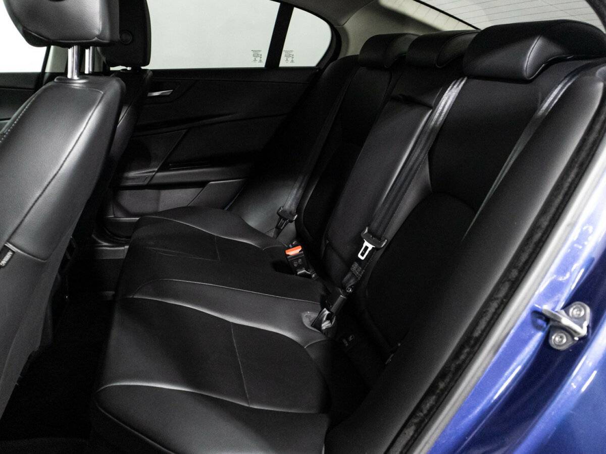 Jaguar XE с пробегом — 2015 год. Фото: #9