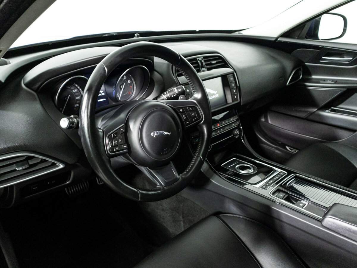 Jaguar XE с пробегом — 2015 год. Фото: #10