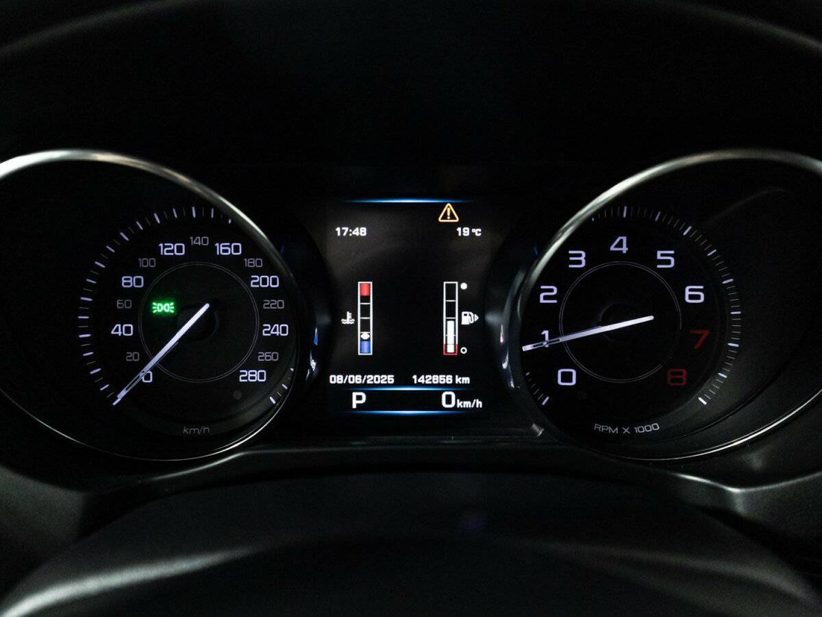 Jaguar XE с пробегом — 2015 год. Фото: #11