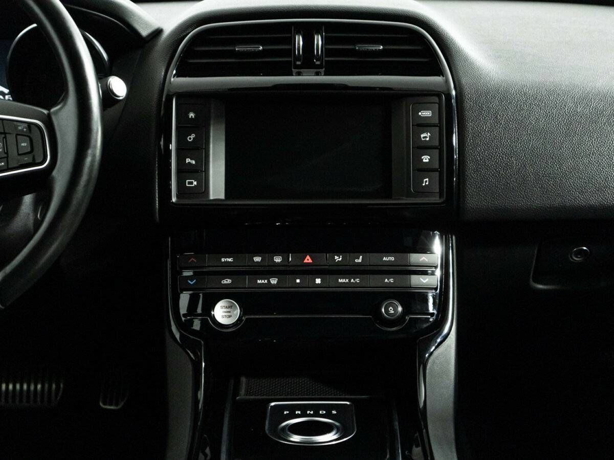 Jaguar XE с пробегом — 2015 год. Фото: #13
