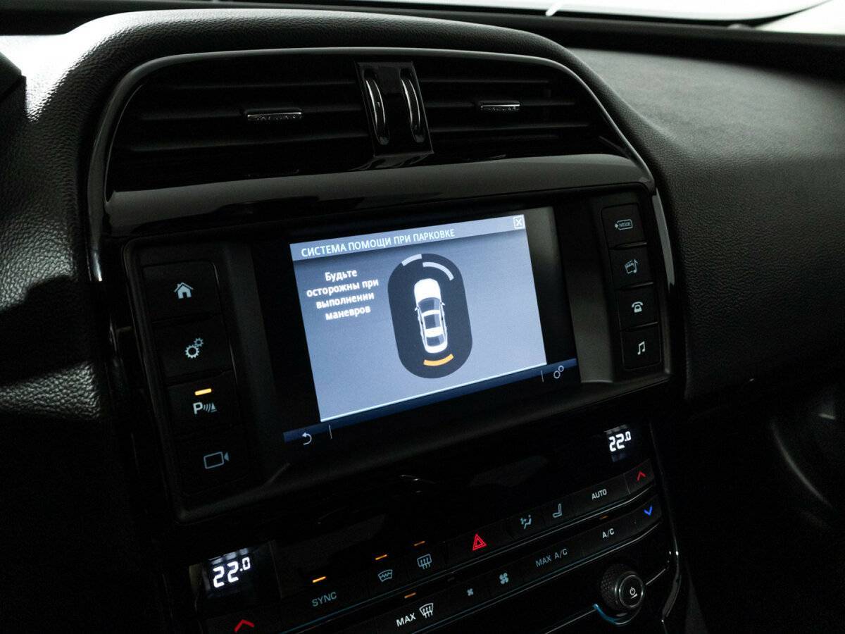 Jaguar XE с пробегом — 2015 год. Фото: #15