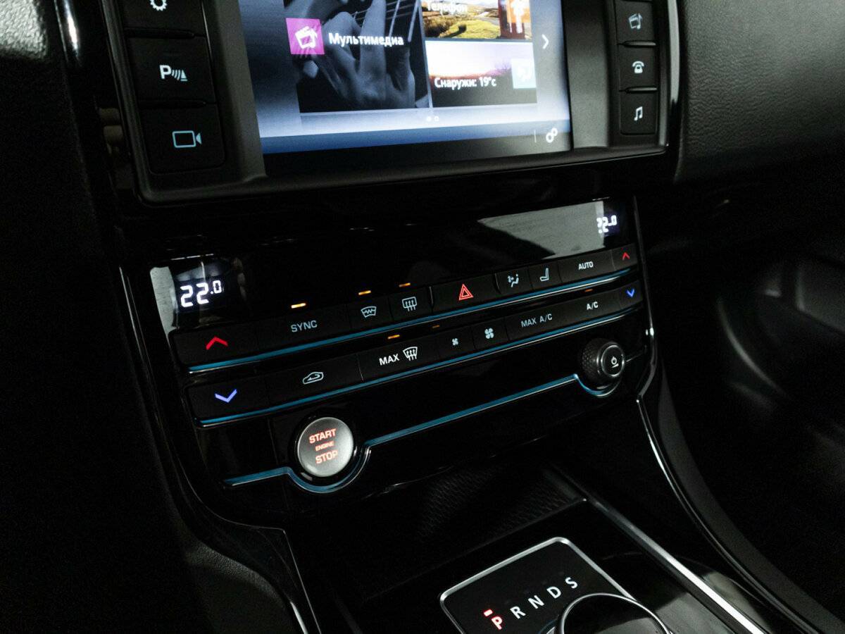 Jaguar XE с пробегом — 2015 год. Фото: #16