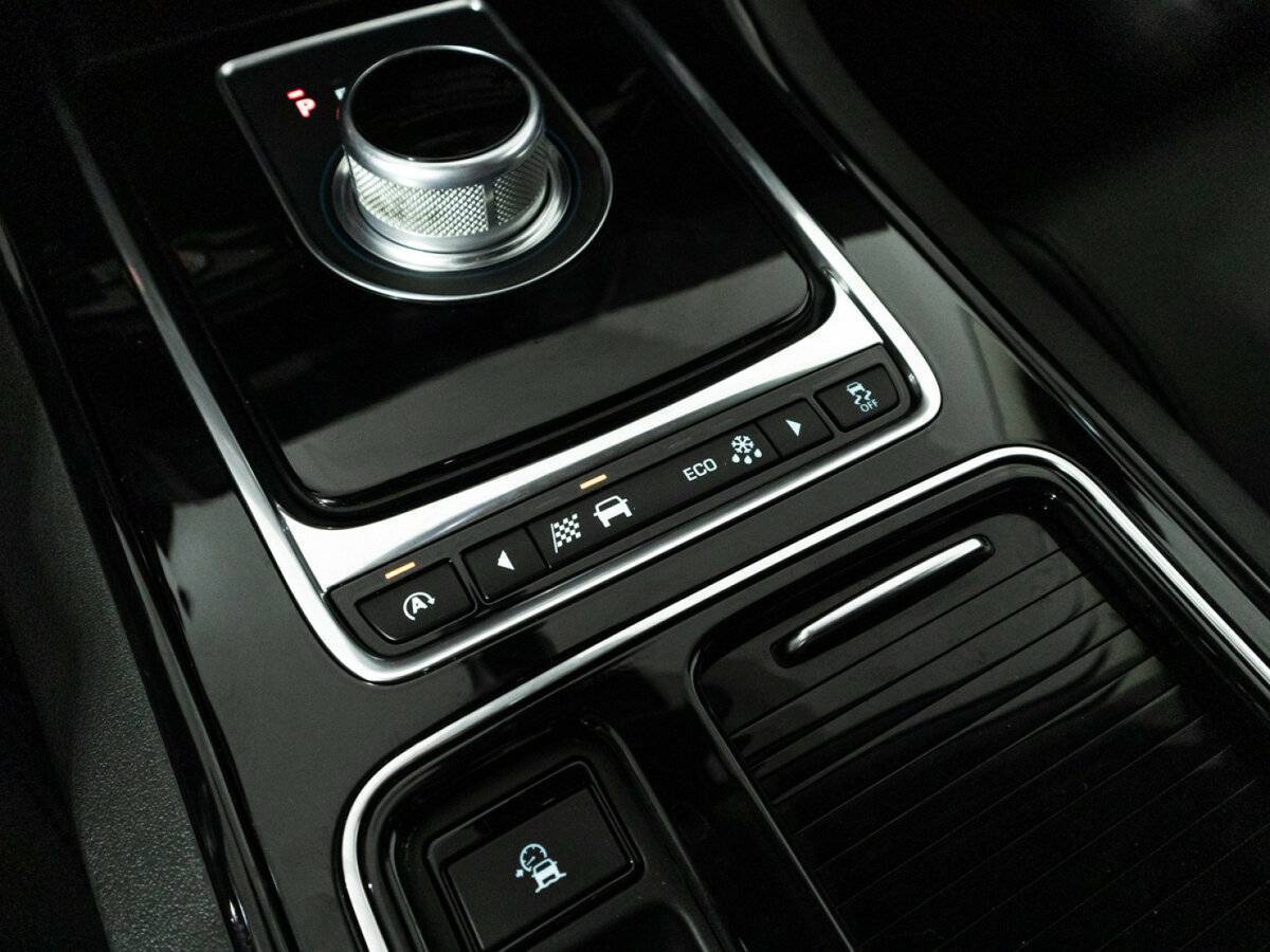 Jaguar XE с пробегом — 2015 год. Фото: #17