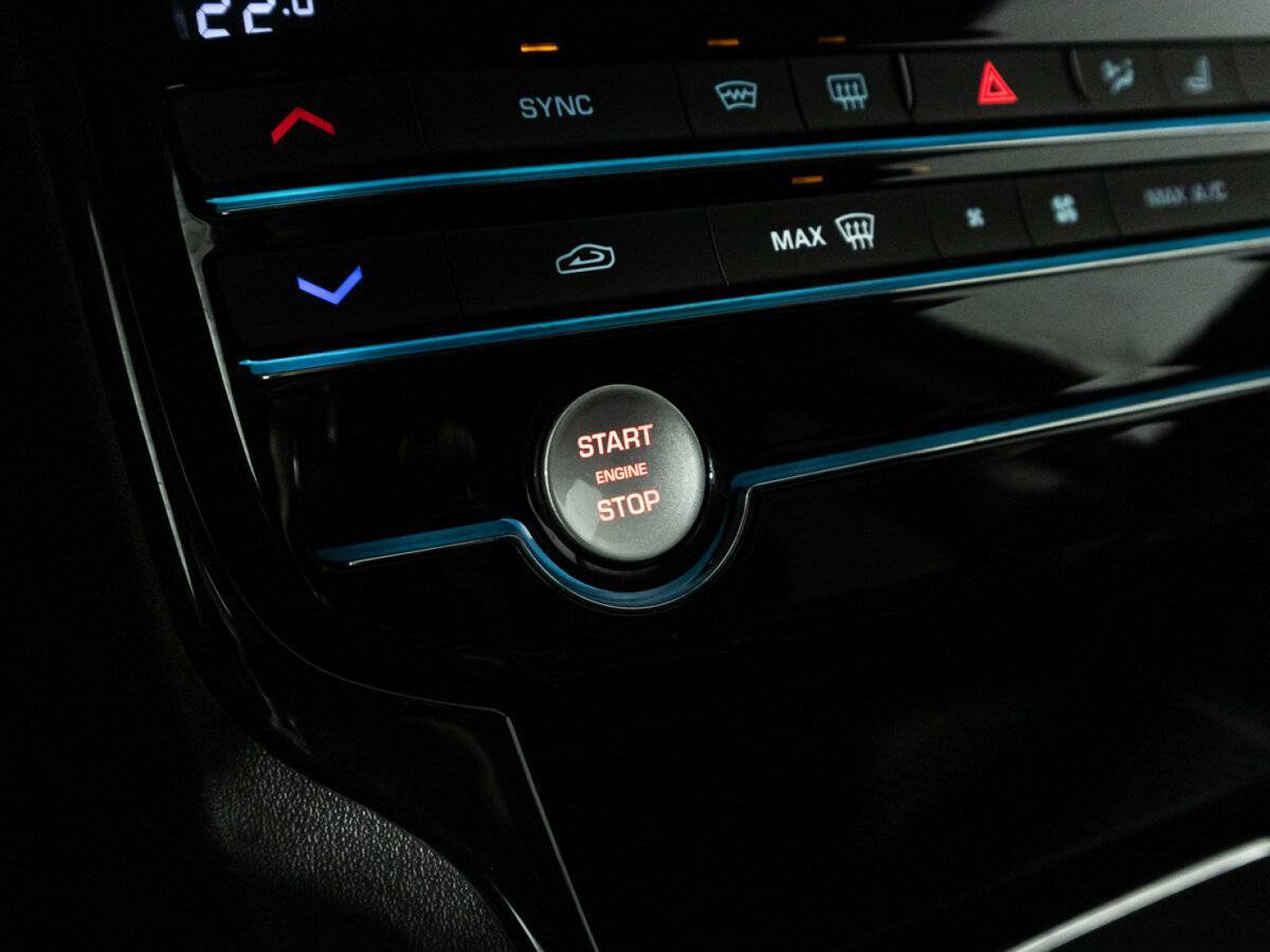 Jaguar XE с пробегом — 2015 год. Фото: #18