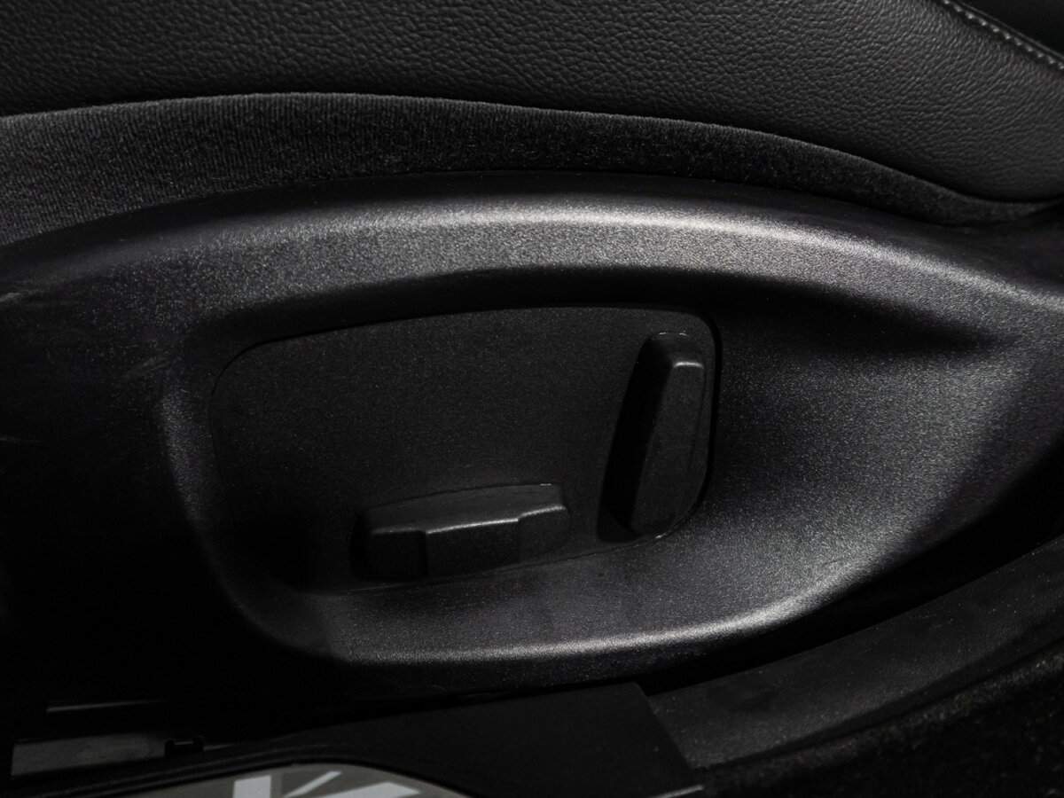 Jaguar XE с пробегом — 2015 год. Фото: #19