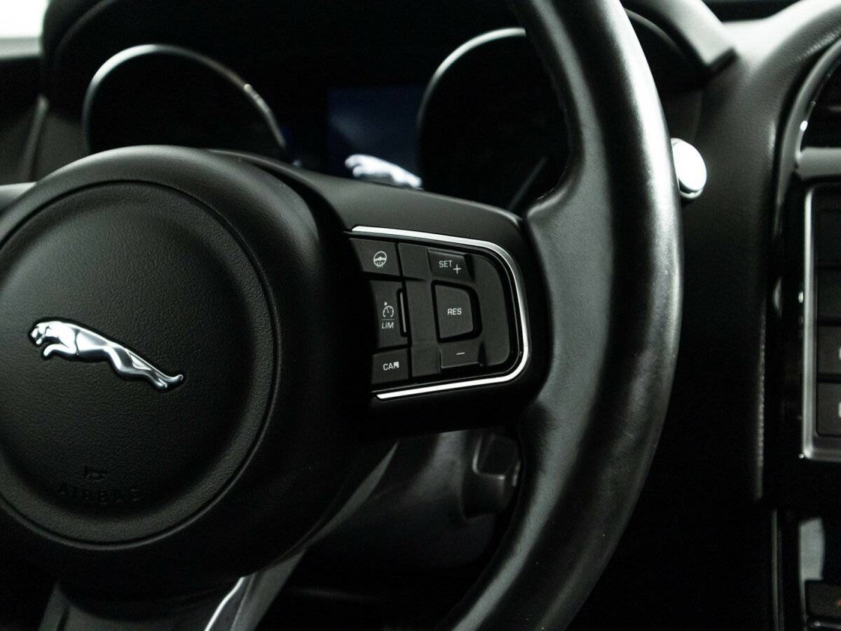 Jaguar XE с пробегом — 2015 год. Фото: #20