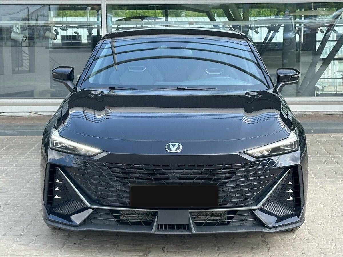 Changan UNI-V с пробегом — 2024 год. Фото: #1