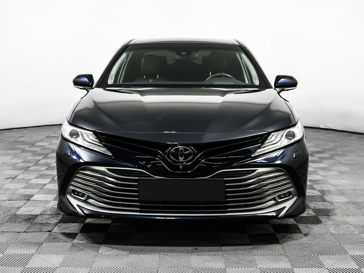 Toyota Camry с пробегом — 2018 год. Фото: #1