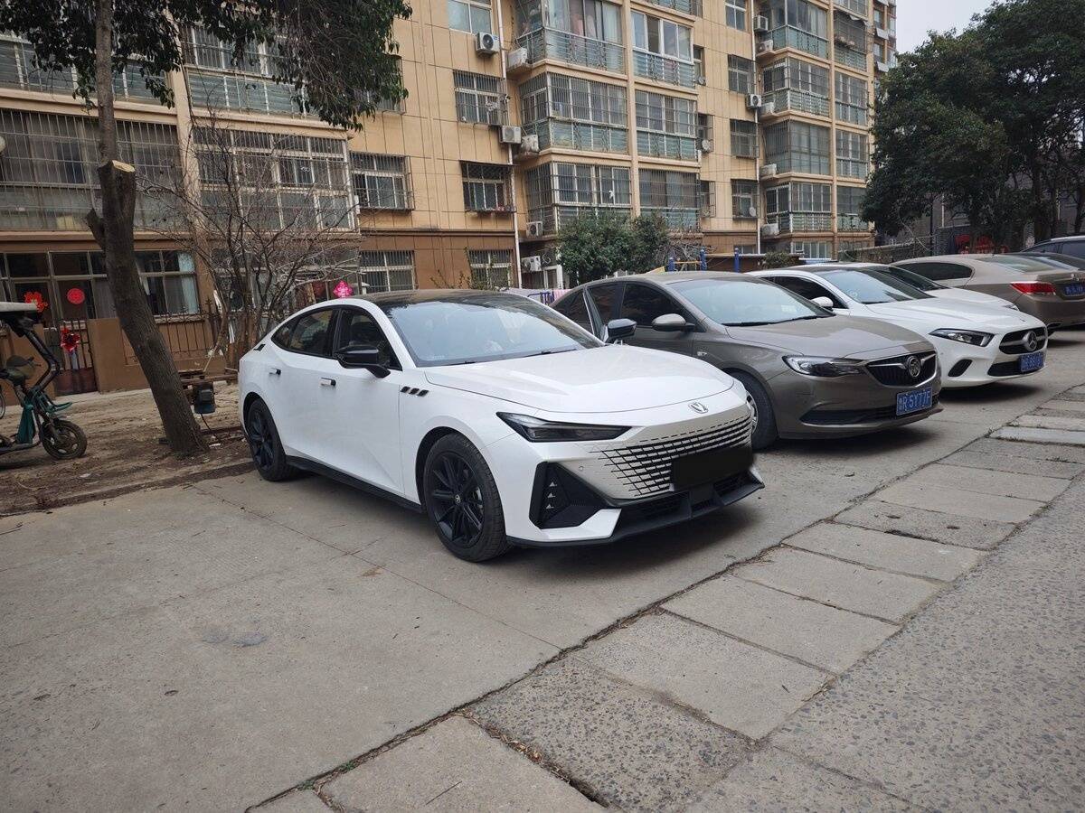 Changan UNI-V с пробегом — 2022 год. Фото: #1