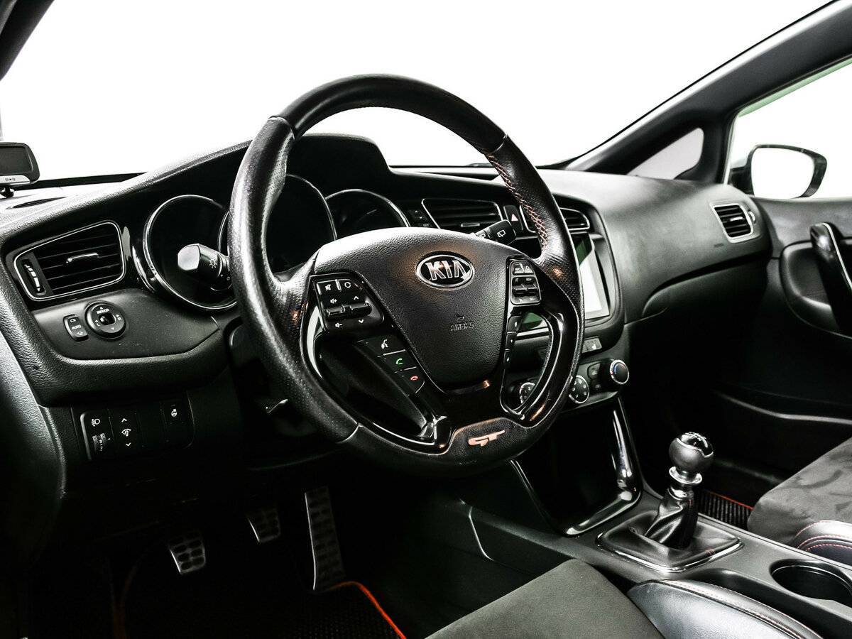 Kia Ceed GT с пробегом — 2015 год. Фото: #11
