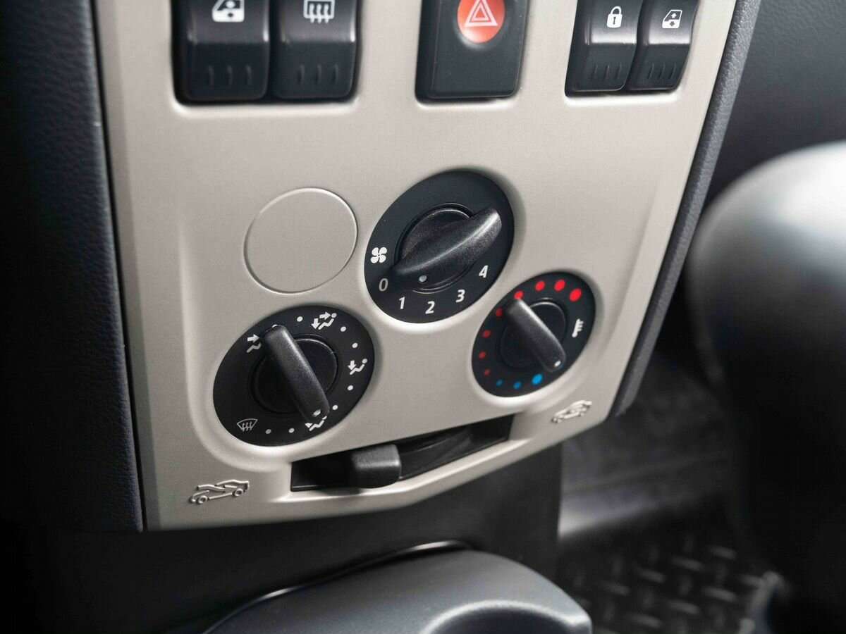 Renault Logan с пробегом — 2007 год. Фото: #17