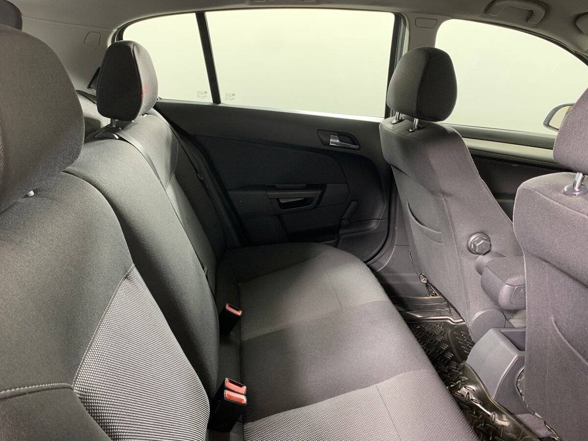 Opel Astra с пробегом — 2010 год. Фото: #16