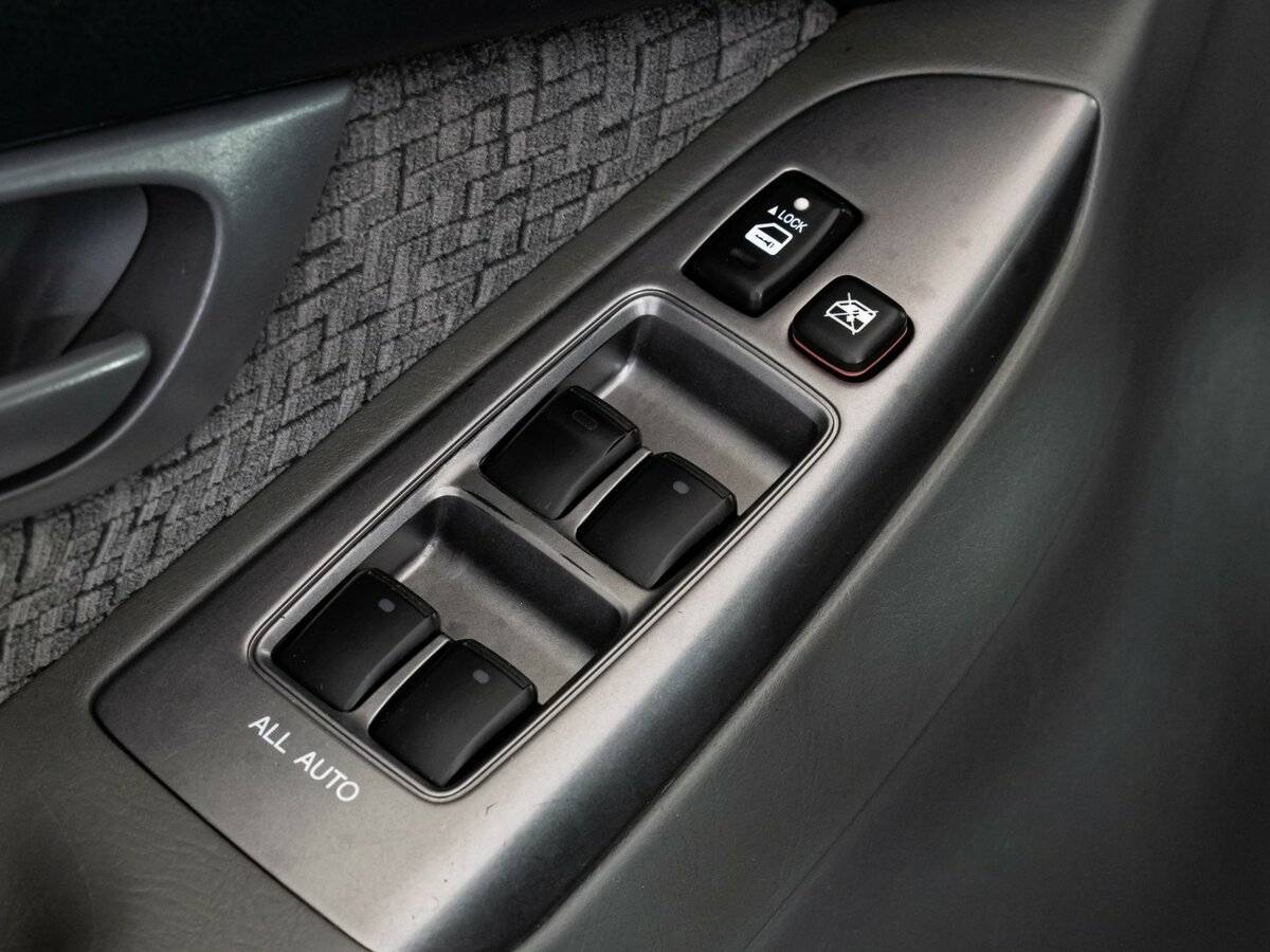 Toyota Land Cruiser Prado с пробегом — 2005 год. Фото: #17