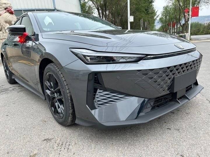 Changan UNI-V с пробегом — 2025 год. Фото: #2