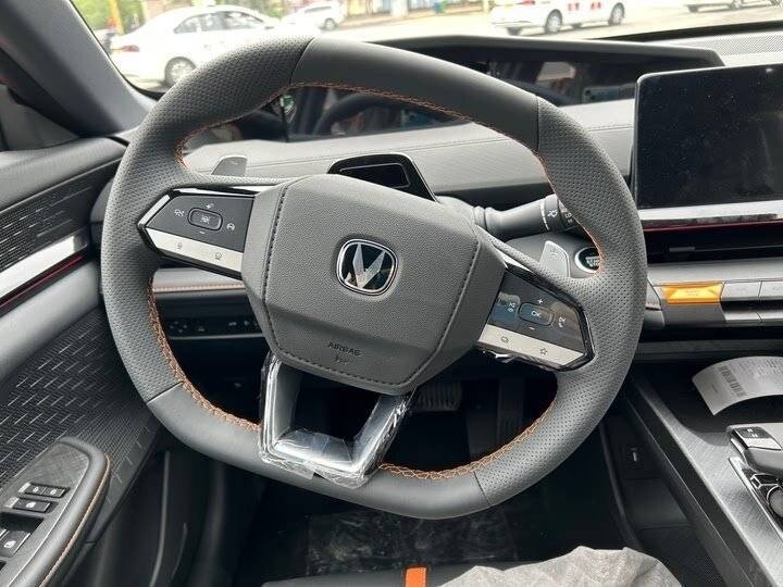 Changan UNI-V с пробегом — 2025 год. Фото: #5