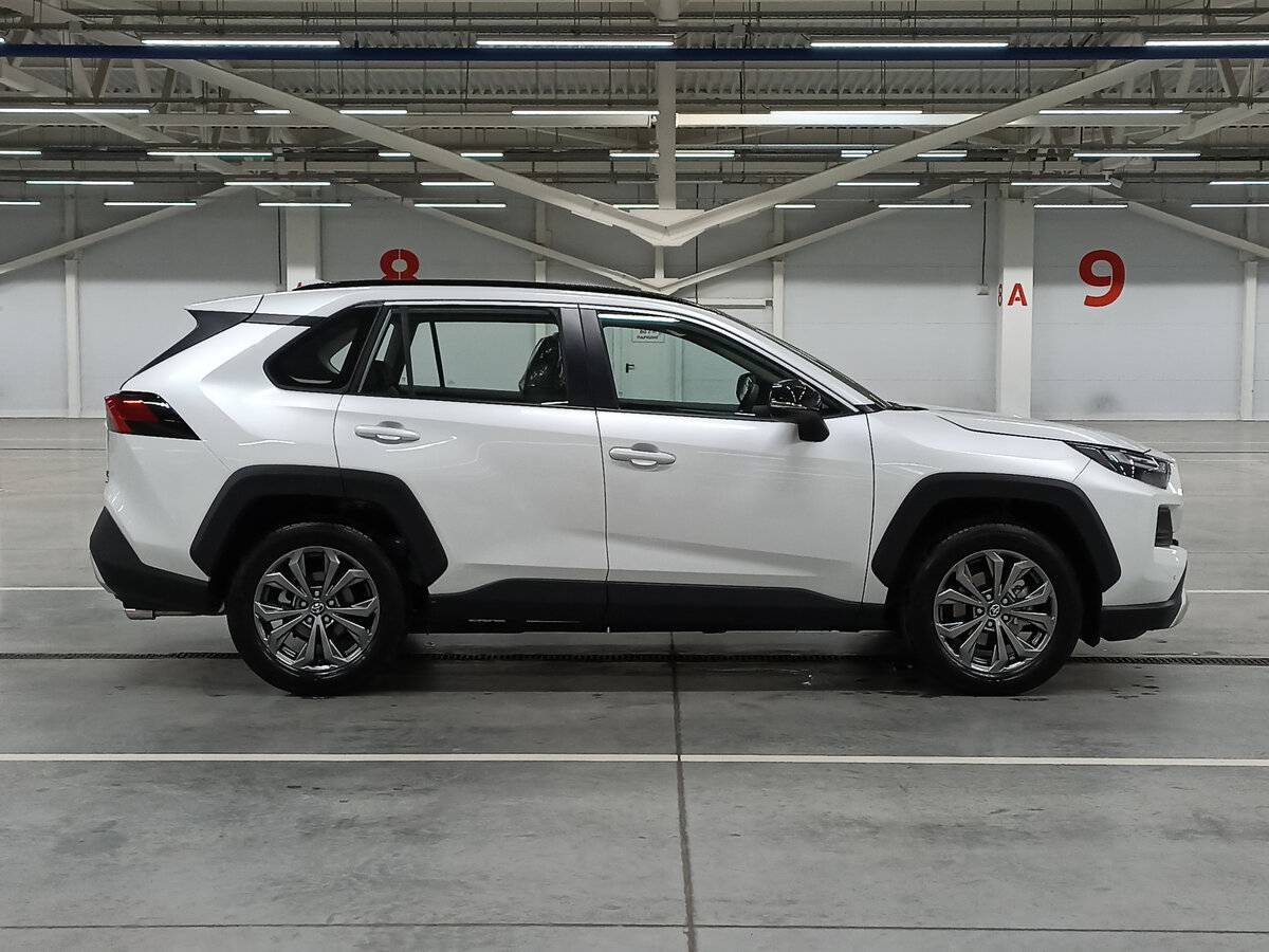 Toyota RAV4 с пробегом — 2024 год. Фото: #3