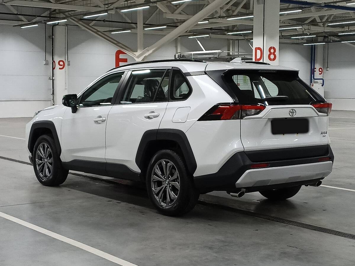 Toyota RAV4 с пробегом — 2024 год. Фото: #6
