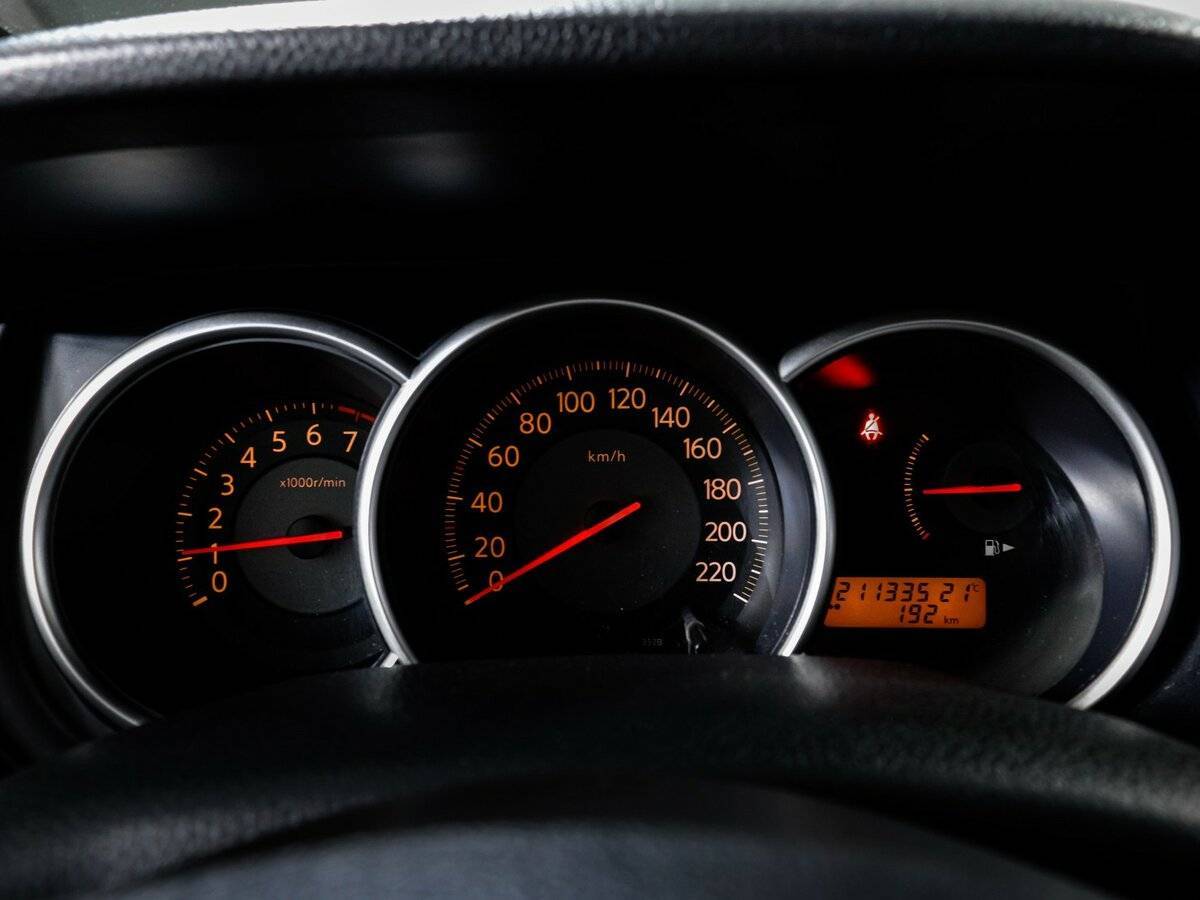 Nissan Tiida с пробегом — 2008 год. Фото: #10