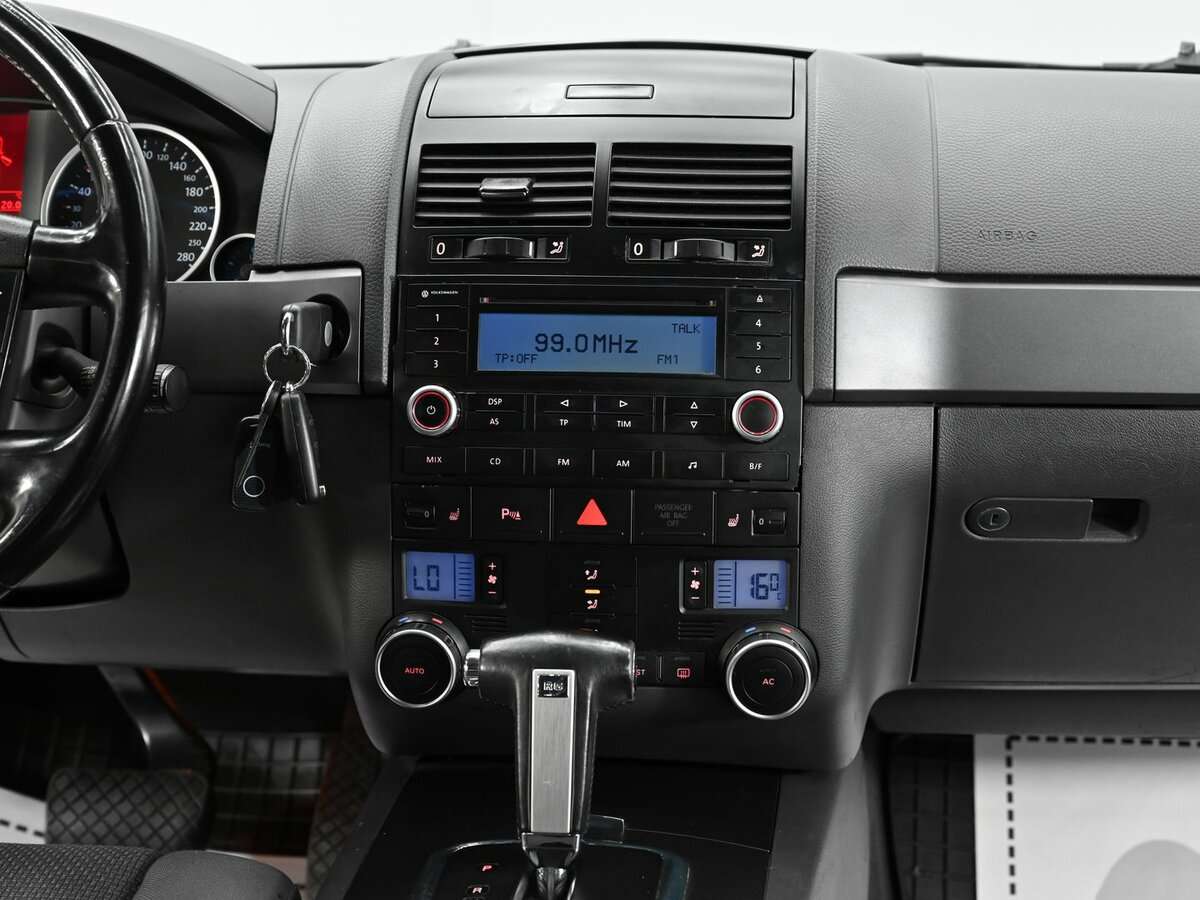 Volkswagen Touareg с пробегом — 2008 год. Фото: #8