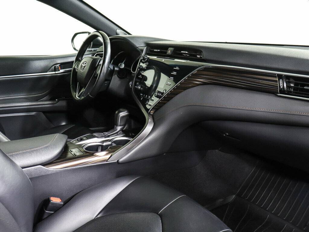 Toyota Camry с пробегом — 2018 год. Фото: #9