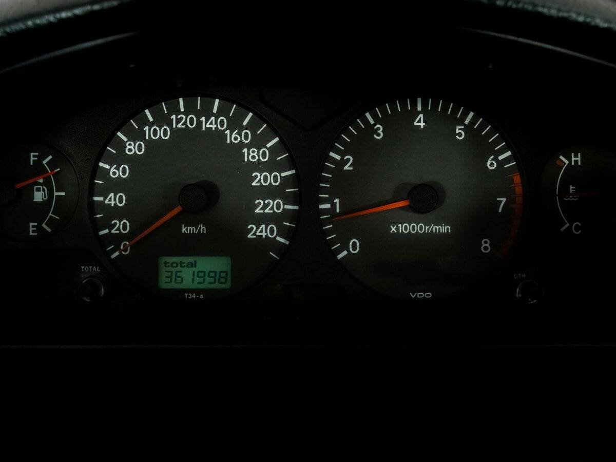 Toyota Avensis с пробегом — 2002 год. Фото: #15