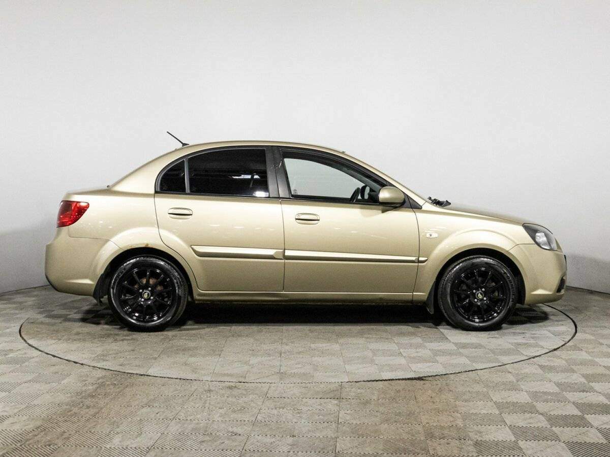 Kia Rio с пробегом — 2010 год. Фото: #3
