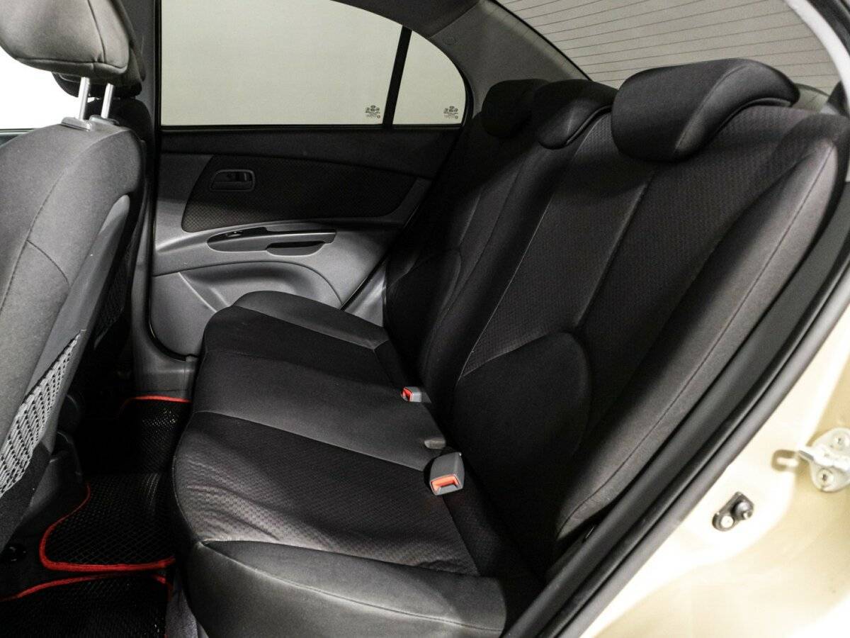 Kia Rio с пробегом — 2010 год. Фото: #9