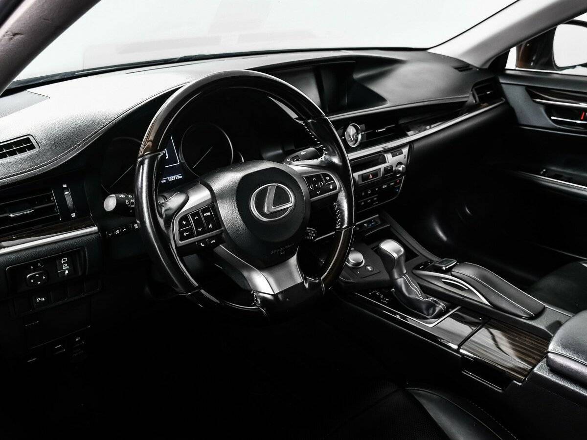 Lexus ES с пробегом — 2016 год. Фото: #11