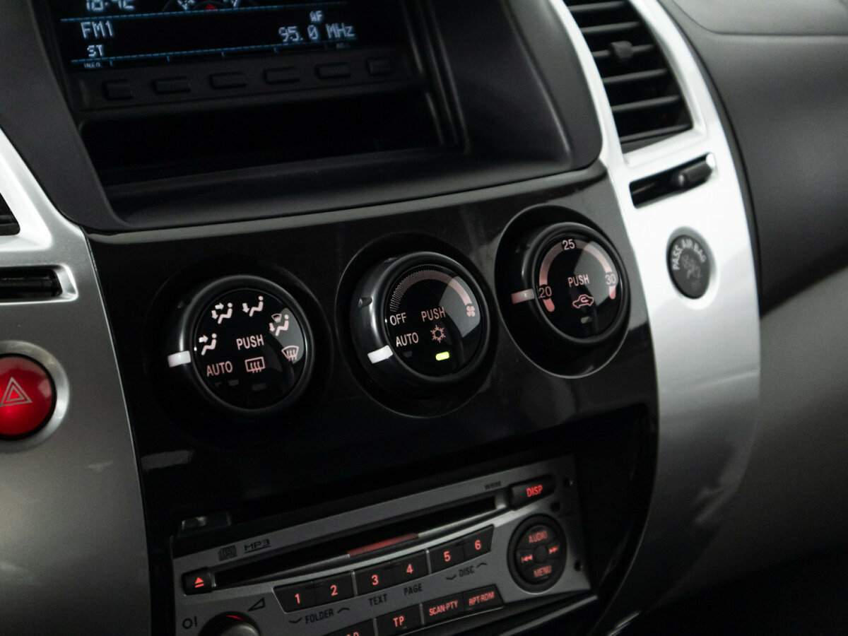 Mitsubishi Pajero Sport с пробегом — 2011 год. Фото: #17