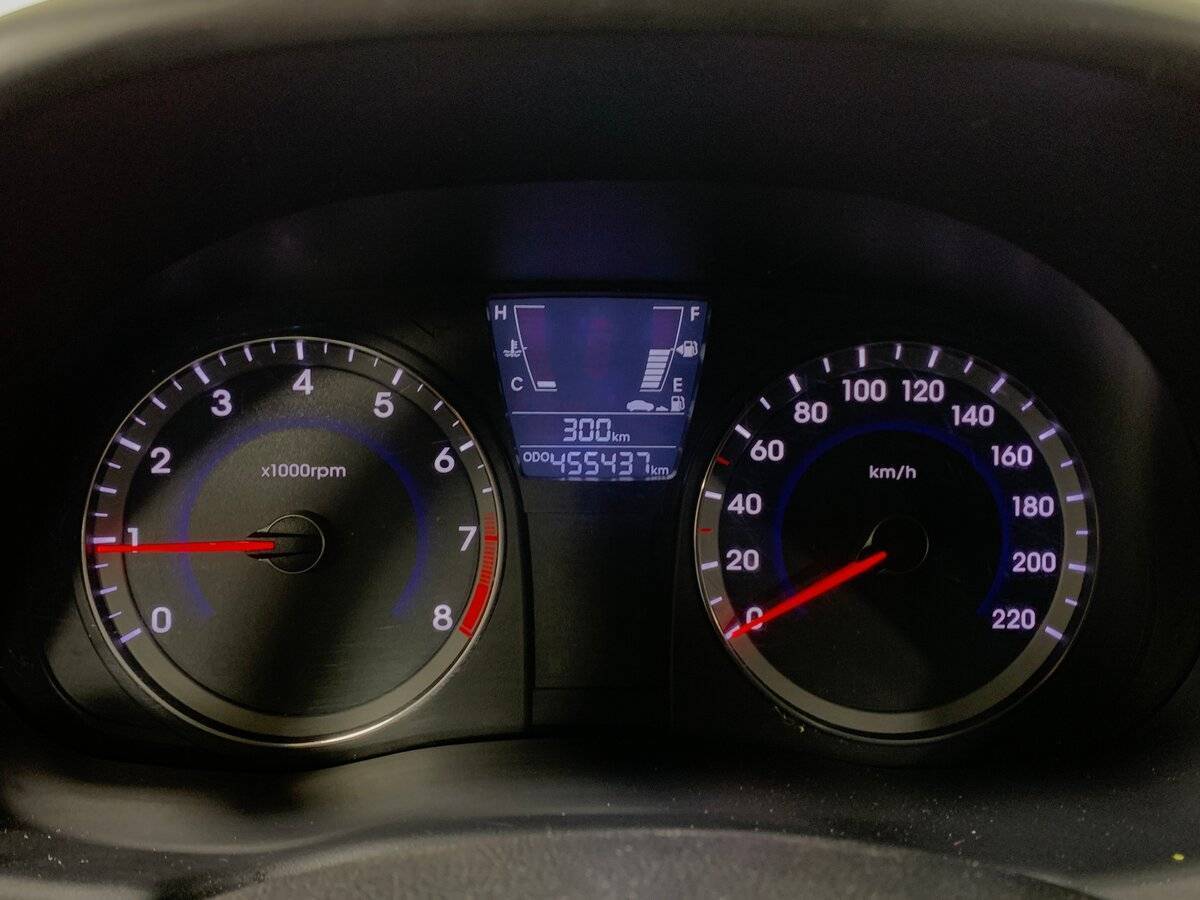 Hyundai Solaris с пробегом — 2011 год. Фото: #13