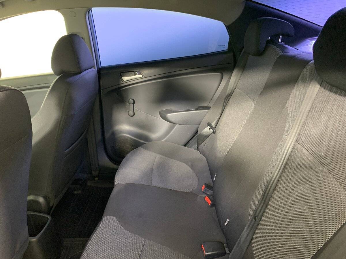 Hyundai Solaris с пробегом — 2011 год. Фото: #17