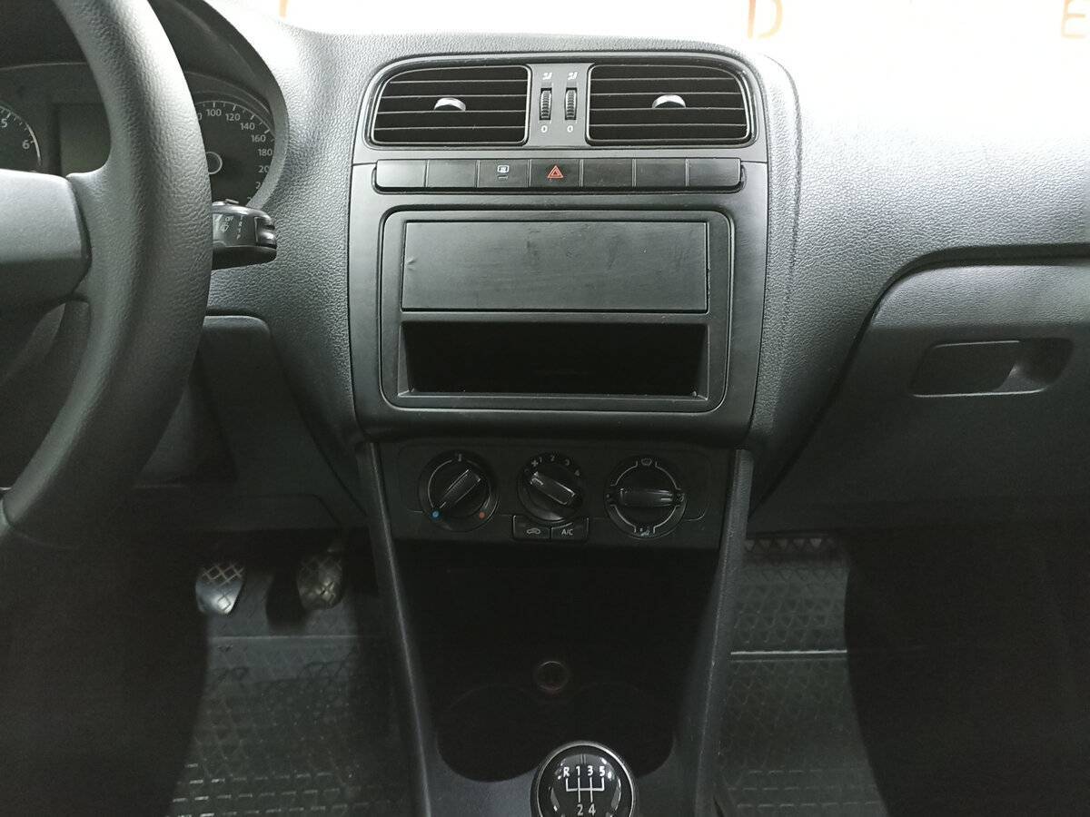 Volkswagen Polo с пробегом — 2015 год. Фото: #14