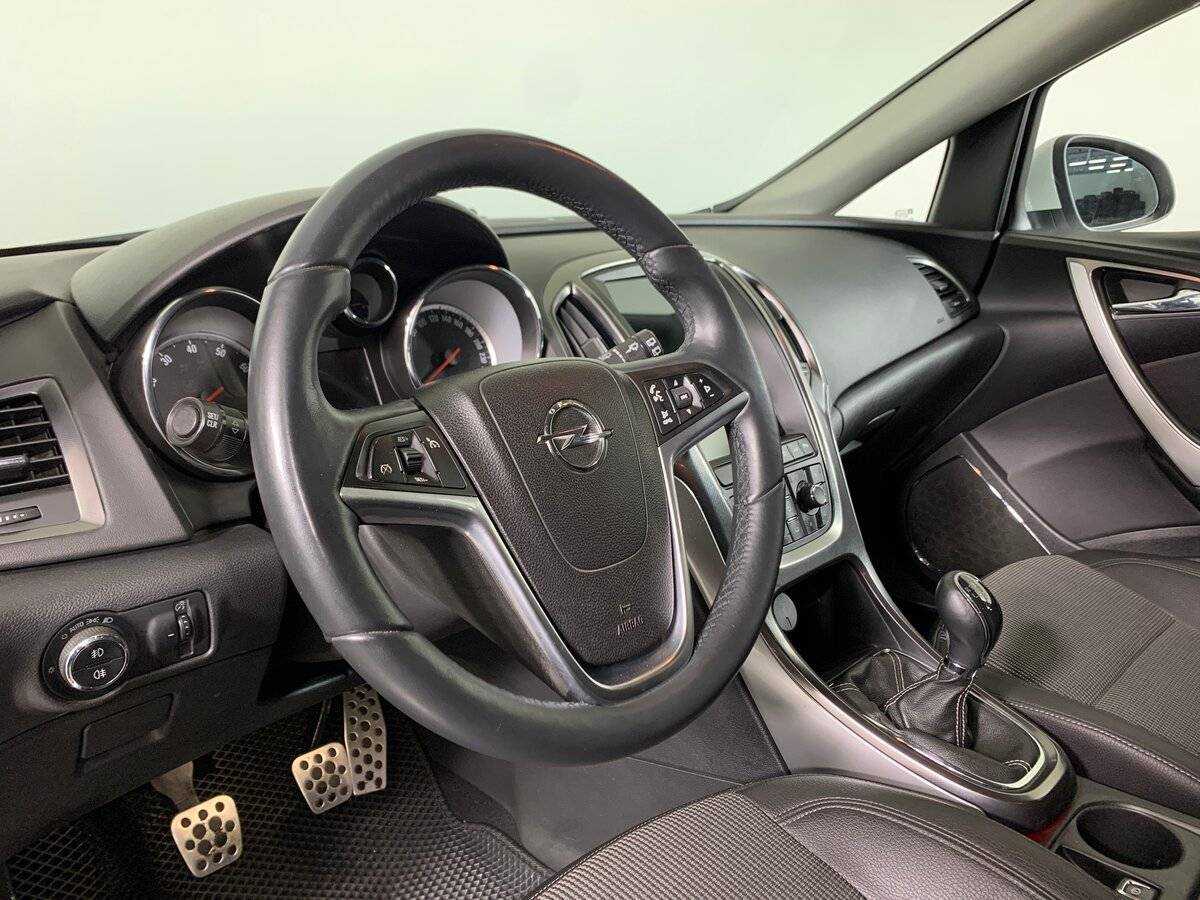 Opel Astra с пробегом — 2011 год. Фото: #10