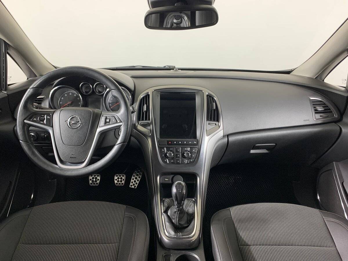 Opel Astra с пробегом — 2011 год. Фото: #11