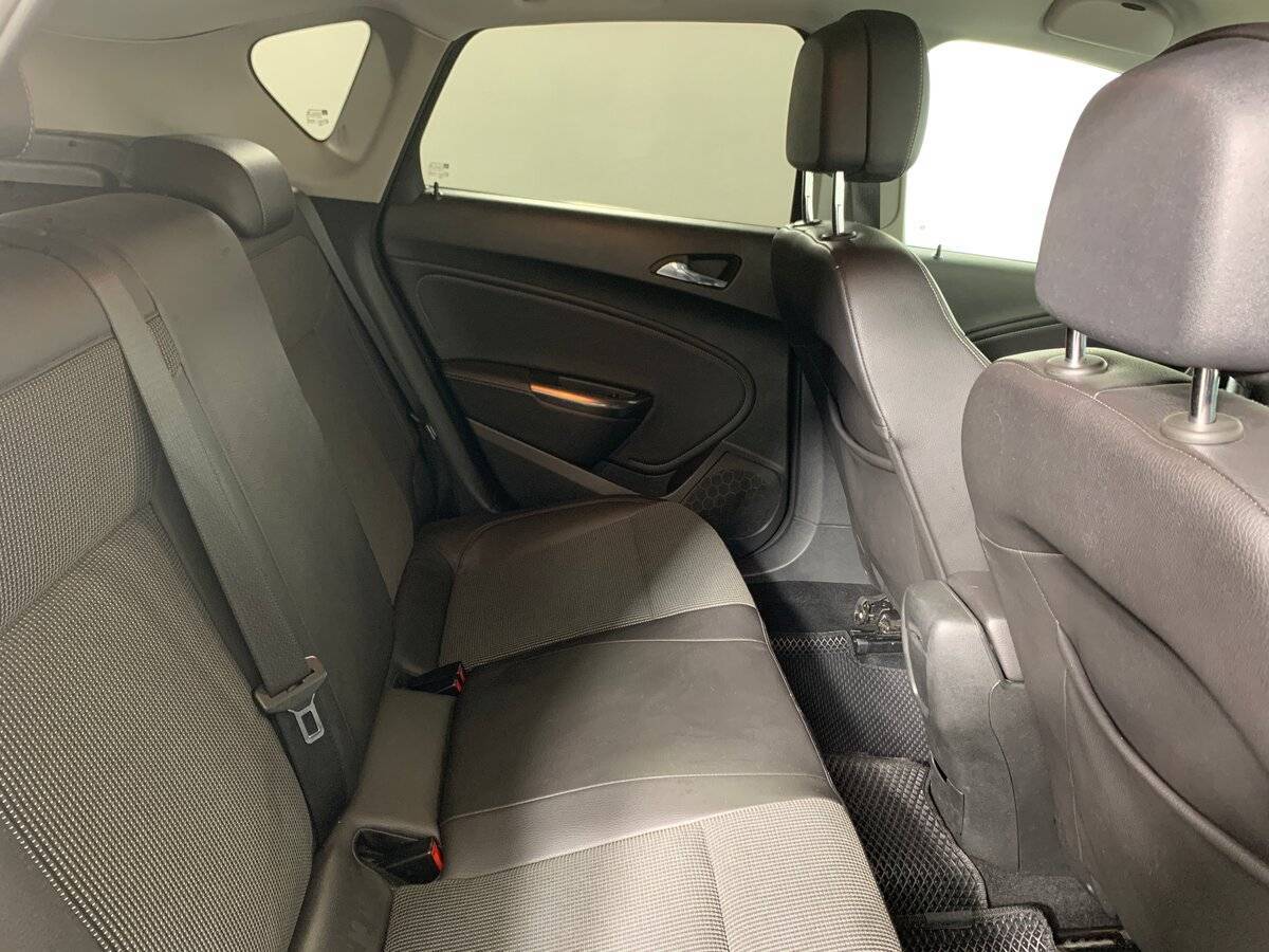 Opel Astra с пробегом — 2011 год. Фото: #16