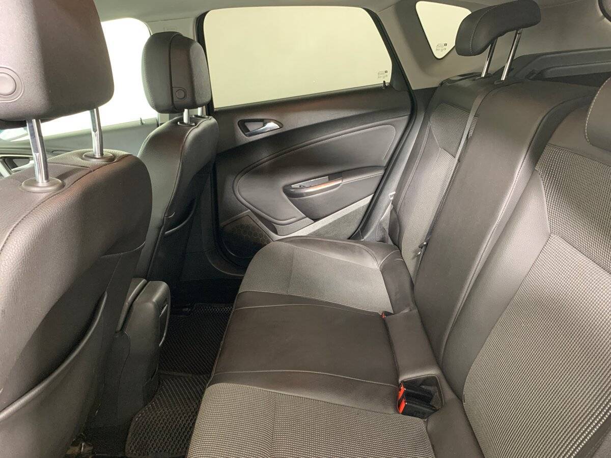 Opel Astra с пробегом — 2011 год. Фото: #17