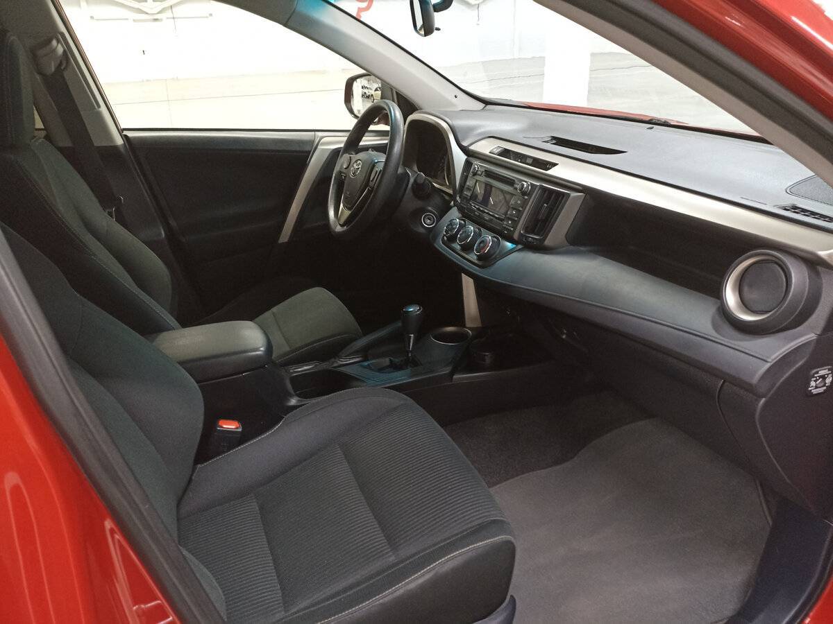 Toyota RAV4 с пробегом — 2014 год. Фото: #10