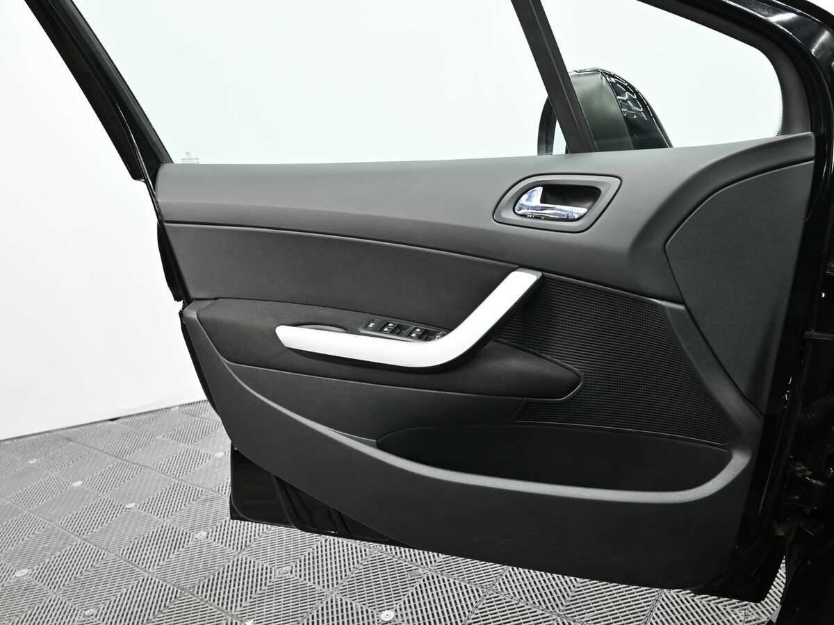 Peugeot 308 с пробегом — 2011 год. Фото: #5